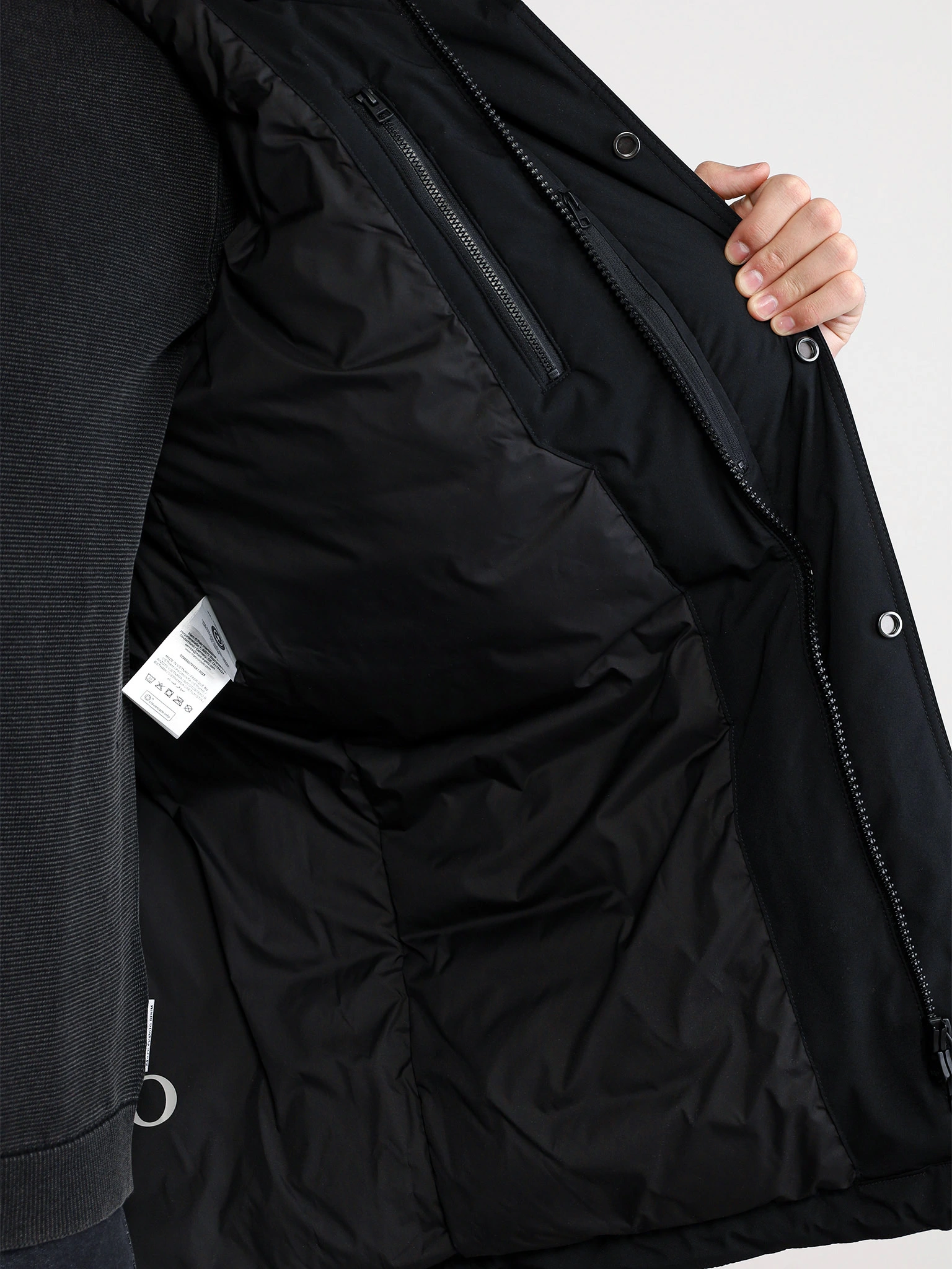 Куртка черного цвета с капюшоном